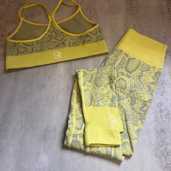 Bombshell sportsware seamless yellow snakeskin pattern bra and legging set - Picture 2 of 3